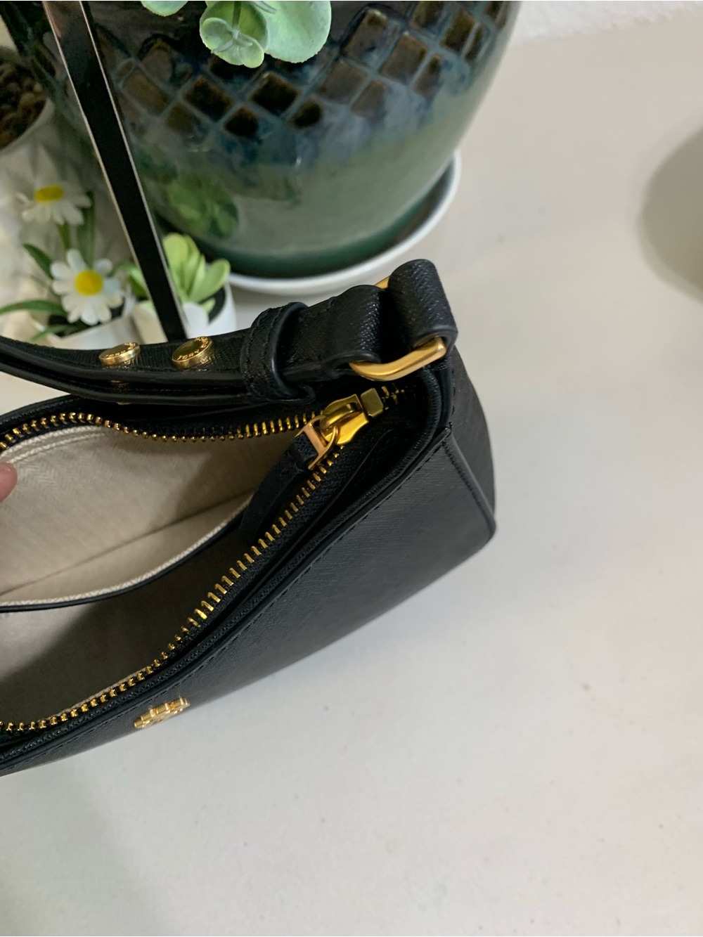 👜💕 Tory Burch Black Saffiano Crescent Shoulder Bag with Gold Logo - Picture 7 of 9